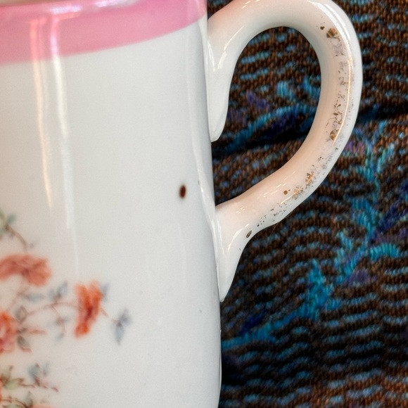 Vintage/antique teacup. Shipping not included in price. See photos for more. - Picture 2 of 3